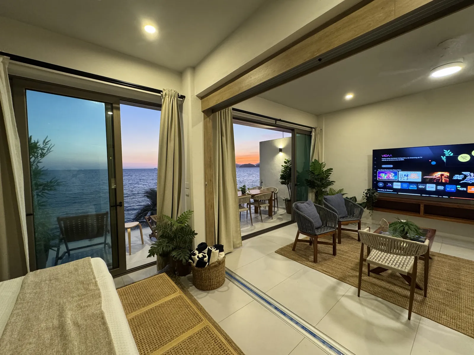 Recámara y sala abiertas a la terraza y al mar