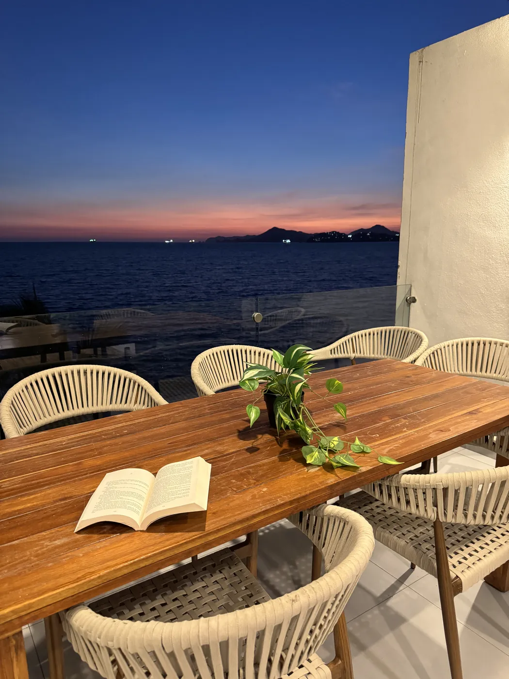 Terraza al anochecer con vista a la bahía